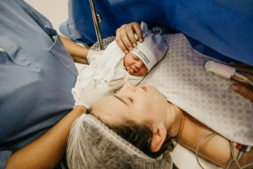 Berita perusahaan terbaru tentang 'Biarkan beruang teddy kecilku terbang': Ibu anak laki-laki sembilan tahun yang tewas dalam serangan pasar Natal memberikan penghormatan